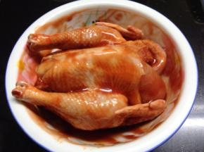 3、晾干水后把叉烧酱、蚝油混匀，把鸡全身都抹一遍，里面也要抹，然后包保鲜膜放冰箱冷藏一晚。