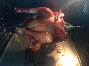 5、放入烤箱，功能选上火加热+热风+转叉的组合功能，温度190度，时间60分钟。因为是上管加热，下管不加温，所以我直接把接油盘放在下加热管上边，这样清洗更加方便。