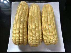 1、把买回来的玉米去掉外面的皮后清洗干净。