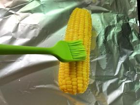 3、煮大概十分钟后捞出，放在锡纸上刷上融化的黄油。