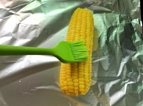 3、煮大概十分钟后捞出，放在锡纸上刷上融化的黄油。