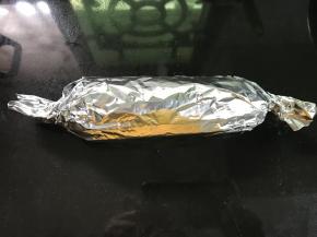 4、刷好后两端卷起来。