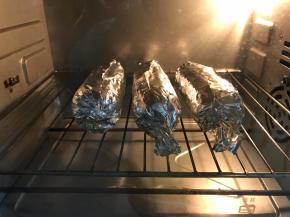 5、放入预热好的烤箱，上下火200度，15分钟左右即可。