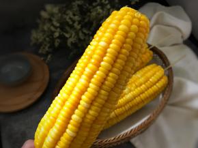 6、香香甜甜的烤玉米。