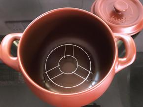 1、把烤架放入砂锅。