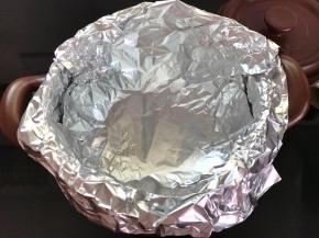 2、用两大张锡纸十字交叉地铺满整个锅且要延展到锅外，(目的是为防止水份和烤汁进入锅底。)。