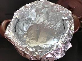 2、用两大张锡纸十字交叉地铺满整个锅且要延展到锅外，(目的是为防止水份和烤汁进入锅底。)。
