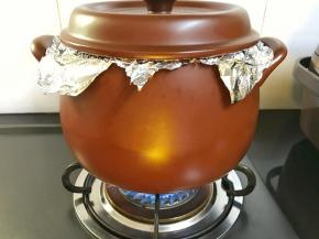 4、盖上锅盖，先大火再中火烤40分钟（具体时间可根据红薯大小和火候调整），中途可打开盖子把红薯翻个面。然后熄火用余温焖10钟左右，直到手摸上去微温就可以拿出来了。