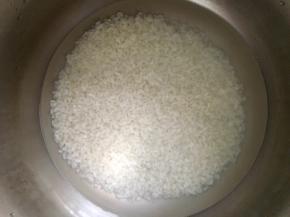 大米洗净，倒入准备好的山药，再倒入最少五倍的水浸泡，15分钟左右（为了更好的让营养出来而且易熟）