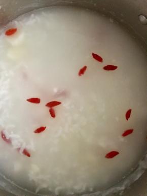 大火烧开转小火熬制浓稠，加入枸杞，五分钟后关火（我的燃气灶大约需要20分钟，根据自己家的燃气灶情况看时间）