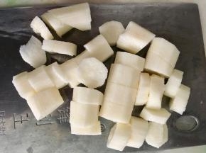 山药去皮，切丁，洗净备用
