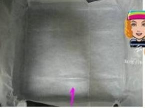 烤盘垫上油纸；