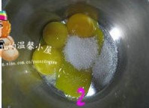 材料A中的蛋黄+白糖搅拌均匀；