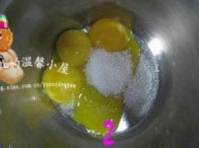 材料A中的蛋黄+白糖搅拌均匀；