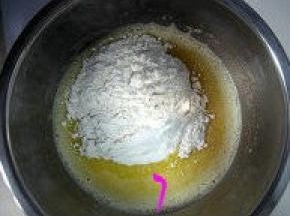 低筋面粉过筛三遍，加到搅拌好的蛋黄液中；