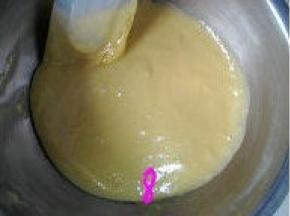 用橡皮刮刀翻拌至面粉无颗粒；