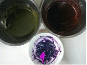 抹茶粉、红曲粉分别用2小匙清水化开搅匀，紫薯粉较稠，用五至六小匙清水化开；然后用保鲜膜将化开的抹茶粉、红曲粉和紫薯粉罩上，放边上备用；