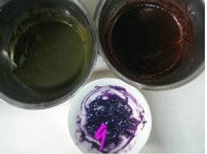 抹茶粉、红曲粉分别用2小匙清水化开搅匀，紫薯粉较稠，用五至六小匙清水化开；然后用保鲜膜将化开的抹茶粉、红曲粉和紫薯粉罩上，放边上备用；