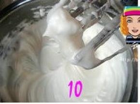 材料B中的白糖+玉米淀粉混合均匀；
蛋白用电动打蛋器打发，分三次将白糖加入，蛋白打发至近硬性发泡。做这款彩虹蛋糕较费时间，所以蛋白要打至接近硬性发泡，以免操作时消泡过快；