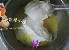 取1/3打发的蛋白到蛋黄面糊中，翻拌均匀；