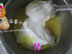 取1/3打发的蛋白到蛋黄面糊中，翻拌均匀；