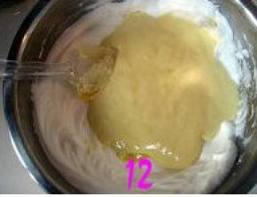 再将拌好的面糊倒入剩余的蛋白中，翻拌均匀；