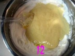 再将拌好的面糊倒入剩余的蛋白中，翻拌均匀；