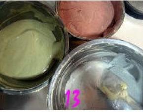 然后将拌好的蛋糕糊分成三份，分别加到化开的抹茶、红曲和紫薯液体中翻拌均匀；