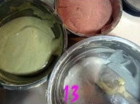 然后将拌好的蛋糕糊分成三份，分别加到化开的抹茶、红曲和紫薯液体中翻拌均匀；