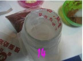 将裱花袋套在一个空玻璃瓶中；