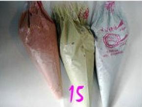 再分别将抹茶、红曲和紫薯蛋糕糊倒入裱花袋中；