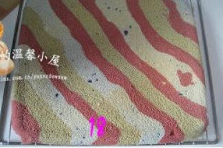 烤好蛋糕倒扣在烤网上，趁热撕去油纸，再将油纸盖上蛋糕上，以免蛋糕表面干裂