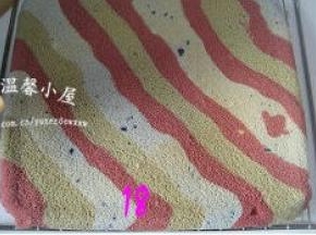 烤好蛋糕倒扣在烤网上，趁热撕去油纸，再将油纸盖上蛋糕上，以免蛋糕表面干裂