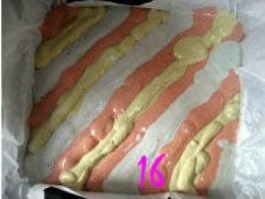 把不同颜色的蛋糕糊交叉挤在烤盘中；
