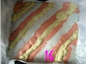 把不同颜色的蛋糕糊交叉挤在烤盘中；
