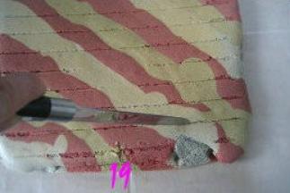 蛋糕放凉后，再把倒扣在干净的油纸上，用刀在蛋糕底部约3CM处切一刀（不要切断）；