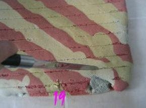 蛋糕放凉后，再把倒扣在干净的油纸上，用刀在蛋糕底部约3CM处切一刀（不要切断）；