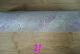 卷好的蛋糕卷用油纸包好，放冰箱冷藏20分钟。取出蛋糕卷，撤掉油纸，切块装盘。
注：喜欢蛋糕卷里夹奶油的，可以将淡奶油加糖打发，或者将果酱抹在蛋糕卷上再卷起，放冰箱冷藏。