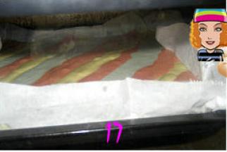 提起装有蛋糕糊的烤盘，在案板上轻磕几下，震出其中的气泡；
    烤箱预热140度，将烤盘放中层，烤40分钟。时间和温度请根据自家烤箱情况来掌握。