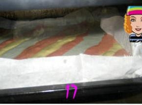 提起装有蛋糕糊的烤盘，在案板上轻磕几下，震出其中的气泡；
    烤箱预热140度，将烤盘放中层，烤40分钟。时间和温度请根据自家烤箱情况来掌握。