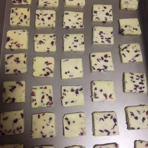 9:取出冷冻好的面团，切成0.5cm厚度的饼干片，切均匀点，不然烤的时候有些熟了有些没熟