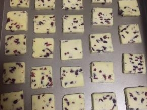 9:取出冷冻好的面团，切成0.5cm厚度的饼干片，切均匀点，不然烤的时候有些熟了有些没熟
