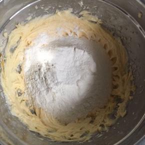 5:筛入低粉，用刮刀搅拌均匀