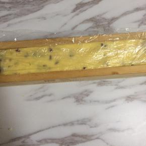 8:在模具中垫上保鲜膜，压入面团，与模具同高，一定要压实了，然后放入冰箱冷冻一小时