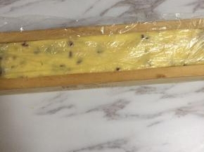 8:在模具中垫上保鲜膜，压入面团，与模具同高，一定要压实了，然后放入冰箱冷冻一小时