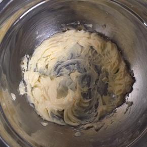 2:黄油室温软化，然后用电动打蛋器稍微打发一下