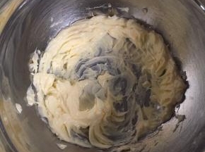 2:黄油室温软化，然后用电动打蛋器稍微打发一下
