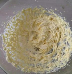 1.软化黄油，用电动打蛋器打发至发白体积增大