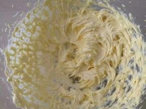 1.软化黄油，用电动打蛋器打发至发白体积增大