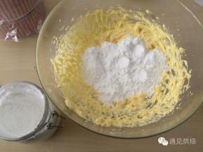 2.加入糖粉打发至完全融化。